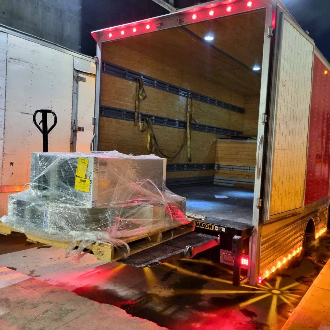 Traslado de mercancía con camioneta de caja cerrada